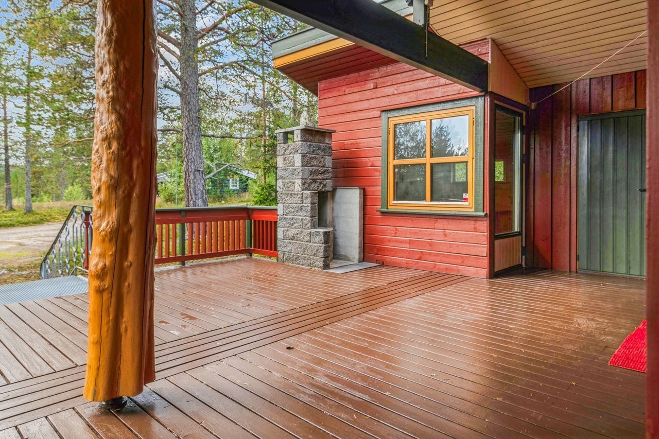 Den store verandaen på 68 m² strekker seg rundt store deler av hytta. Galleribilde