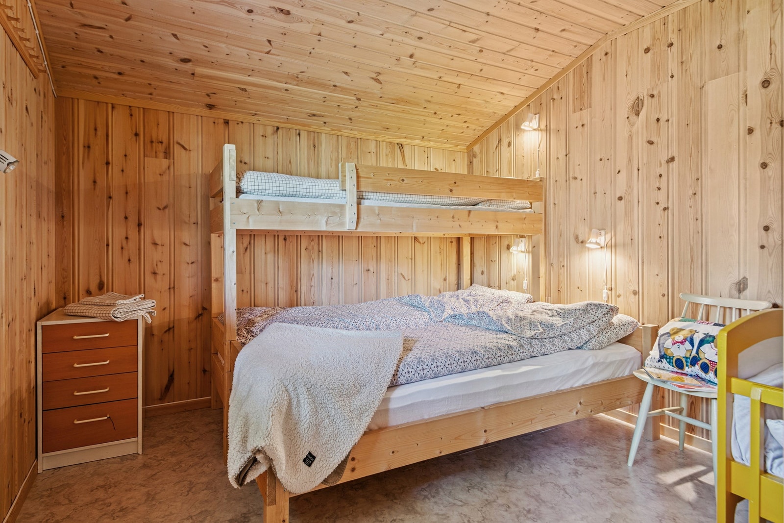 Hytta har fire soverom i hoveddelen, hvorav tre ble bygget til i 1999. Galleribilde