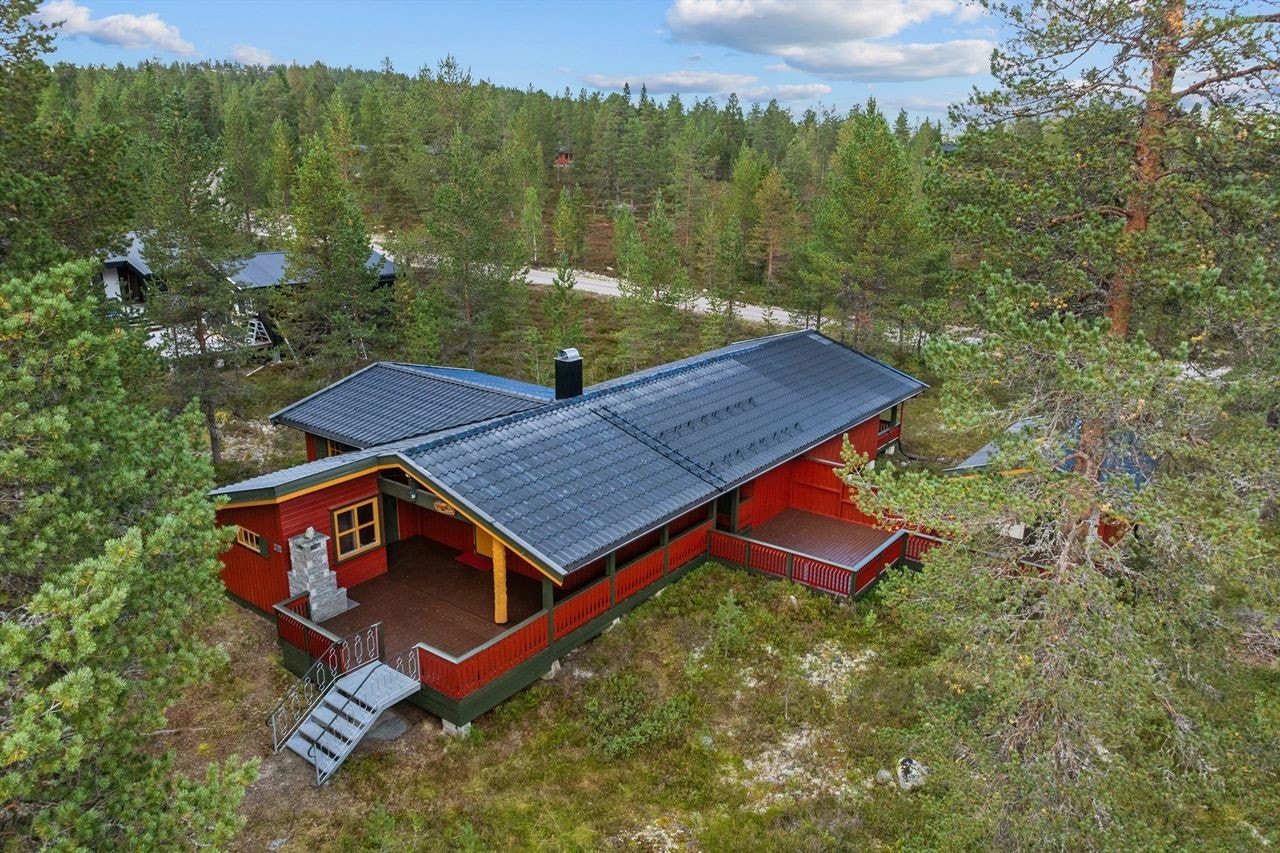 Eiendommen ligger på en stor naturtomt på 1272 m² med gode sol- og lysforhold. Galleribilde