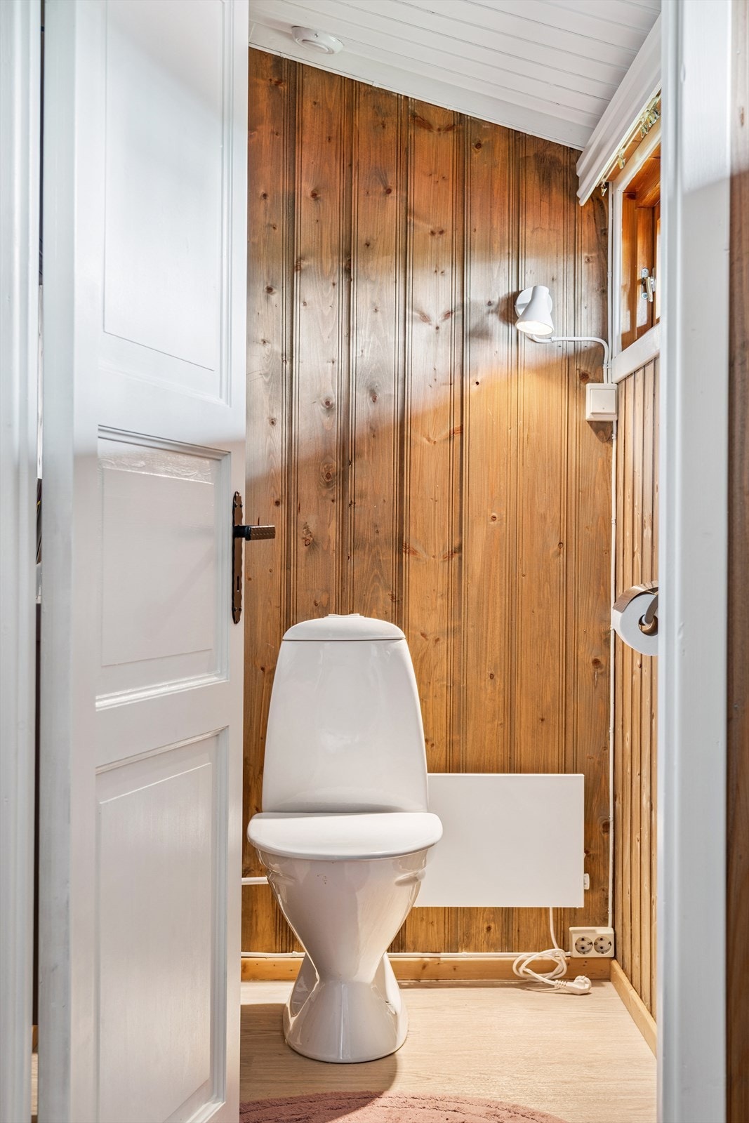 I tillegg til badet finnes det et separat toalettrom med WC og servant. Galleribilde