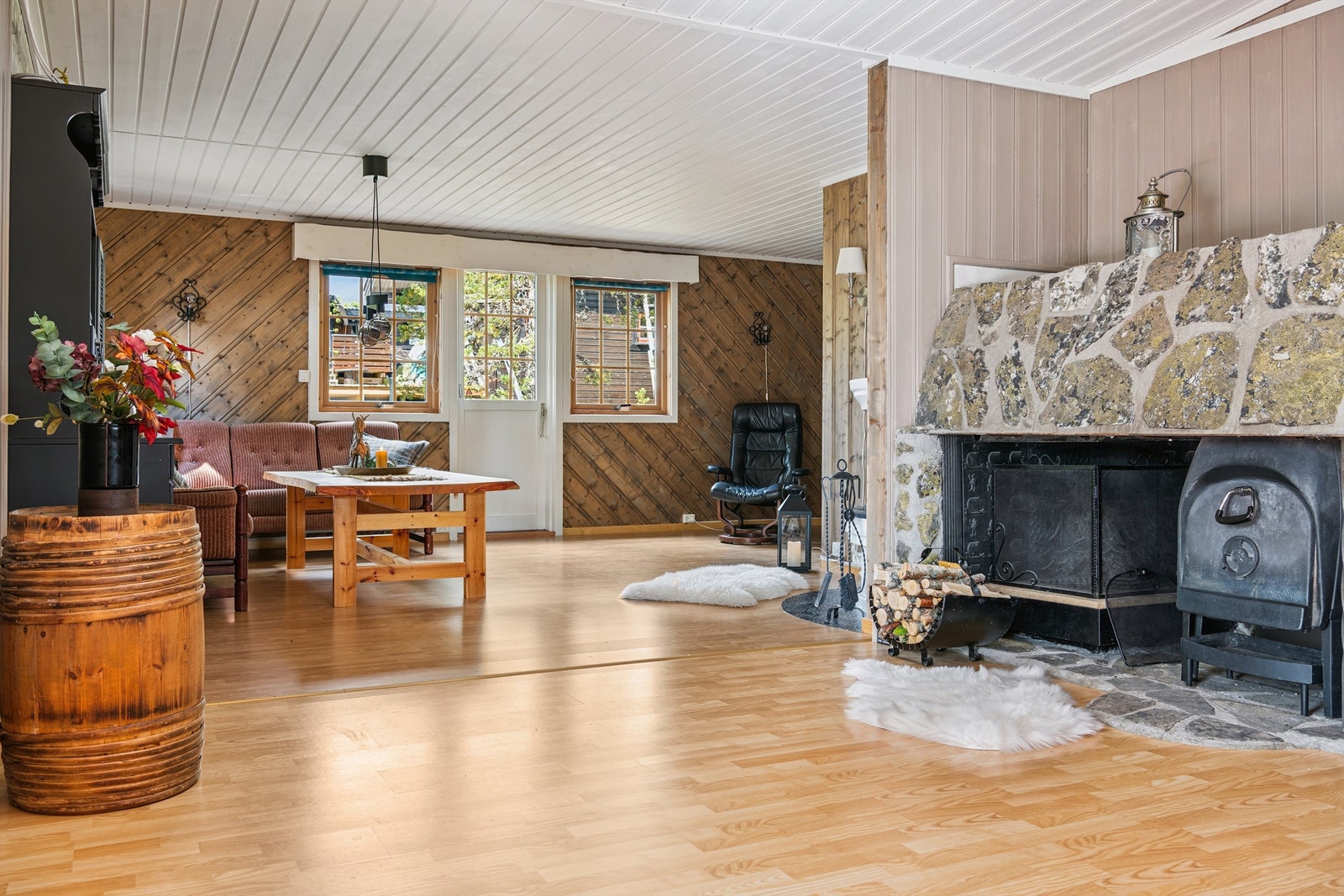 Stuen og spisestuen utgjør et stort, åpent fellesområde, utvidet med et tilbygg i 1998. Galleribilde