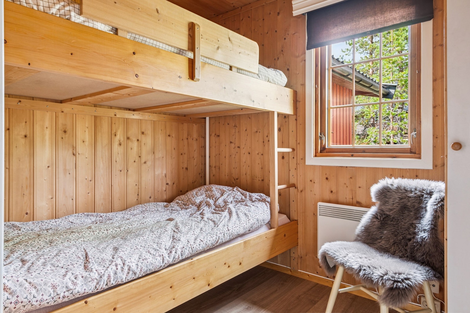 Soverommene har plass til køye- og familiekøyer og er arealeffektive for å maksimere antall sengeplasser. Galleribilde