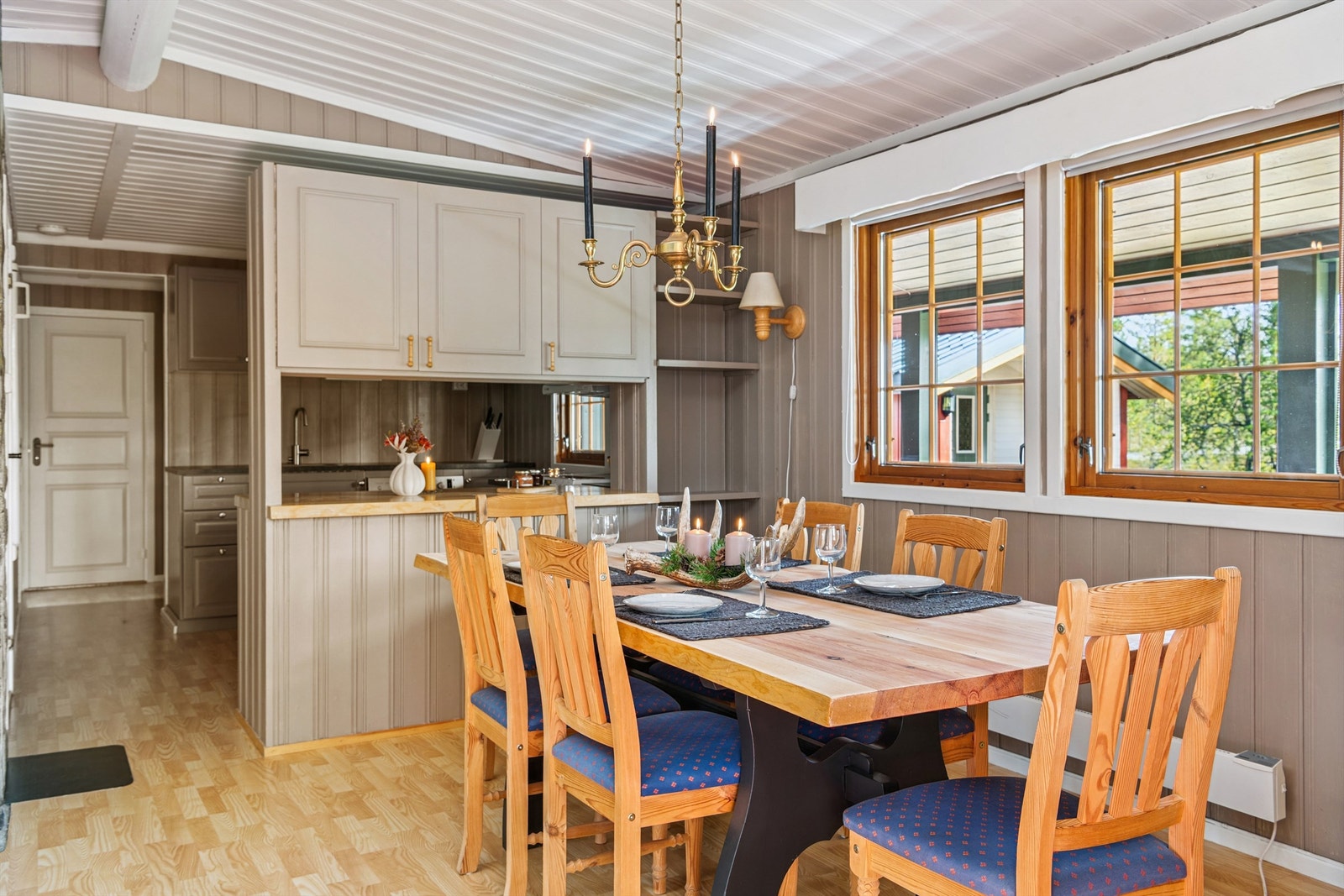 Fra spisestuen er det en åpen og sosial forbindelse inn mot kjøkkenet. Galleribilde