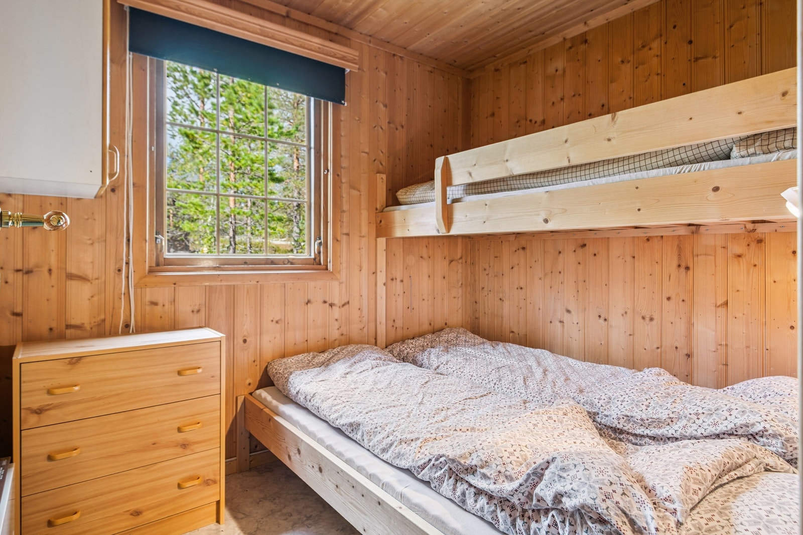 Gjennomgående trepanel på veggene gir en varm og tradisjonell atmosfære på soverommene. Galleribilde