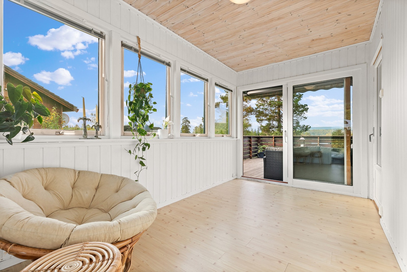 De store glassflatene slipper inn rikelig med dagslys, og rommet fungerer perfekt som en ekstra stue, spisekrok eller et rolig sted å nyte kaffekoppen. Galleribilde