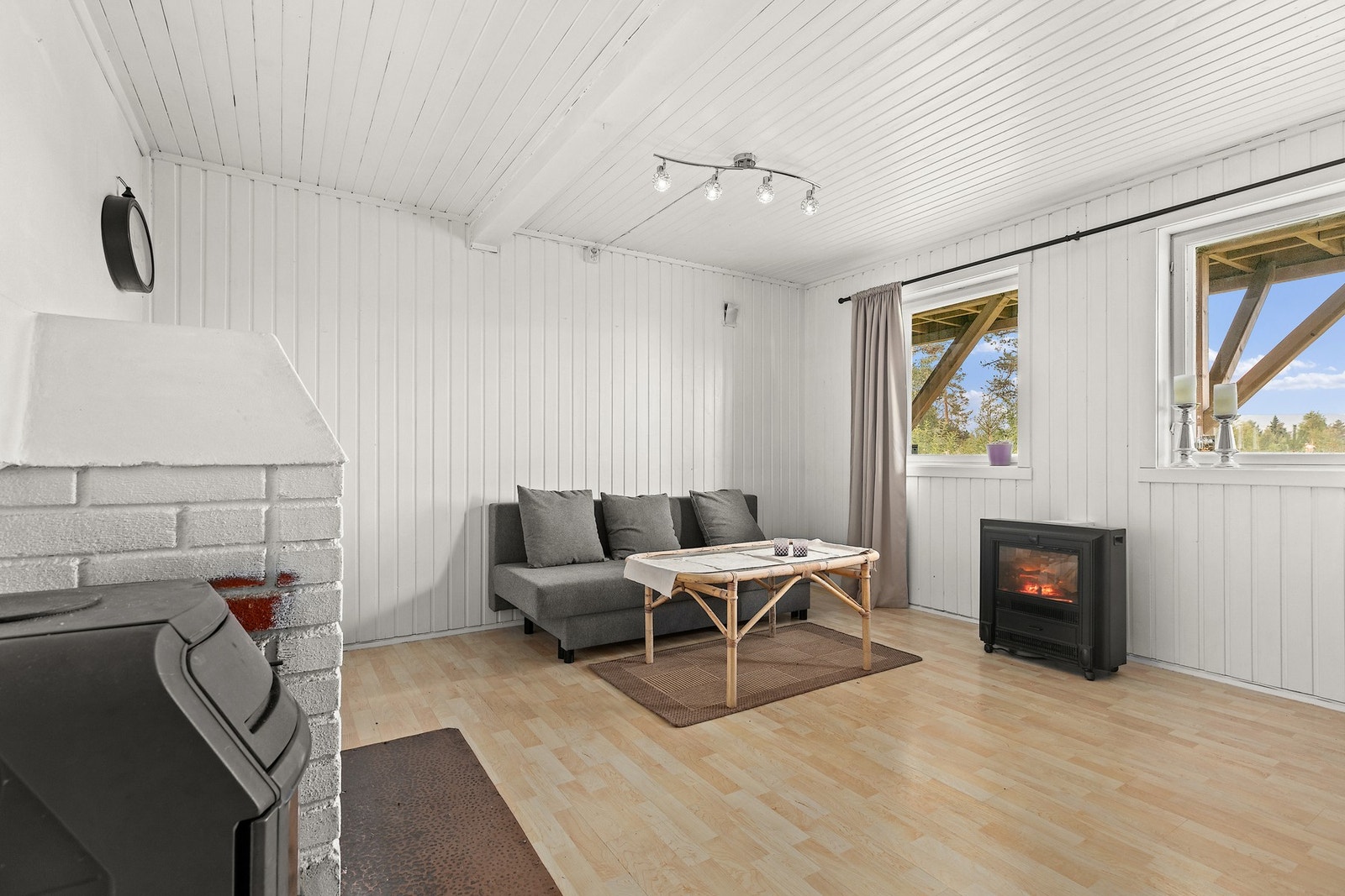 Lys og fin stue med utsyn over hagen. Galleribilde