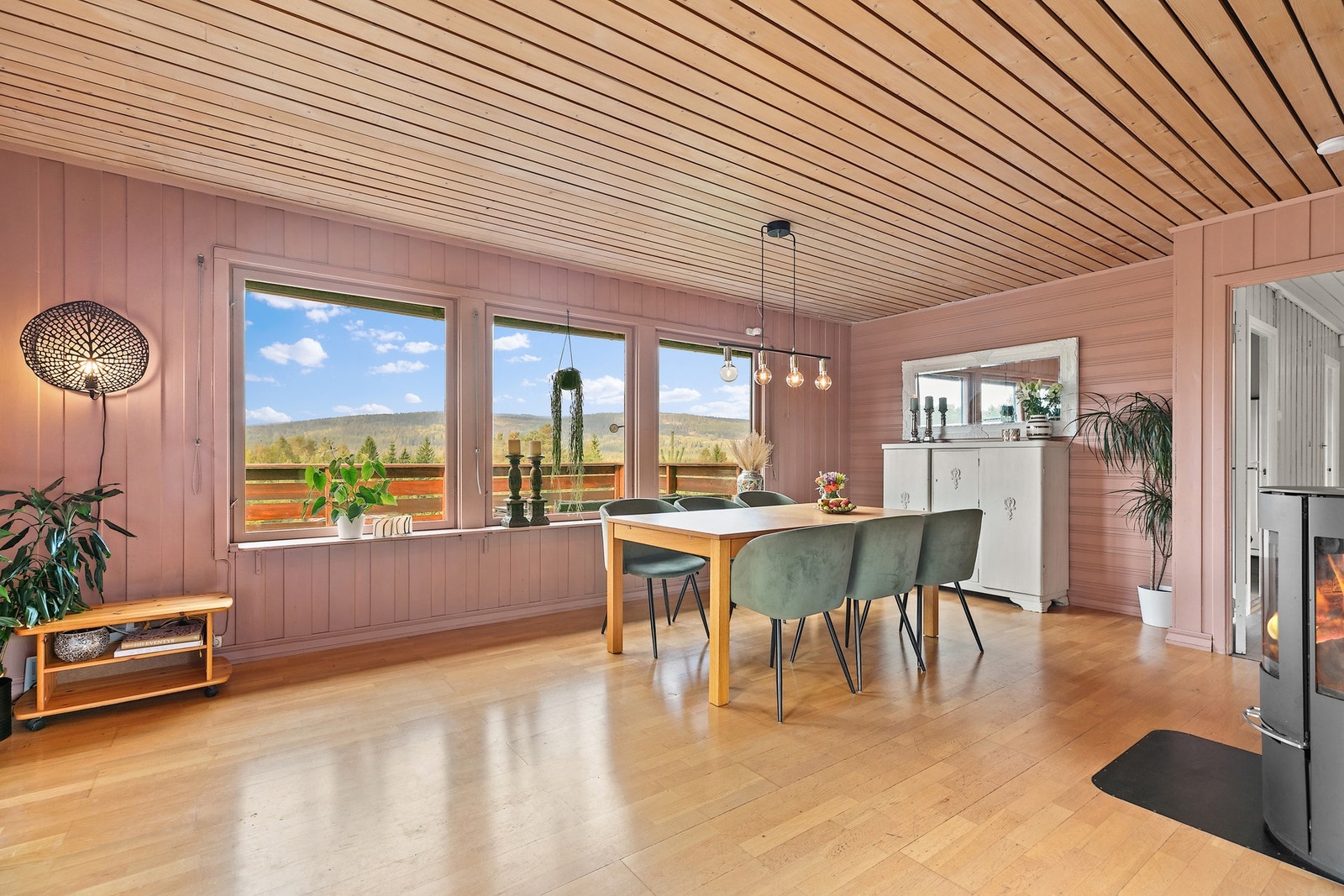 Rommet gir god plass til både spisebord og sofakrok. Galleribilde