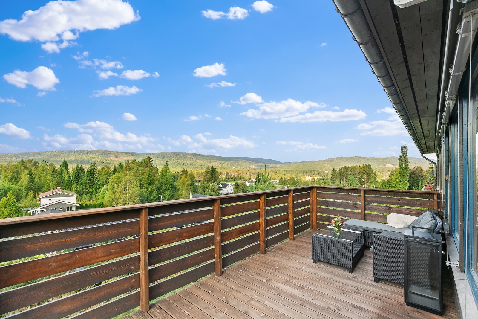 Her er det god plass til både loungemøbler, spisegruppe og grill, slik at man kan samle venner og familie til hyggelige måltider ute. Galleribilde