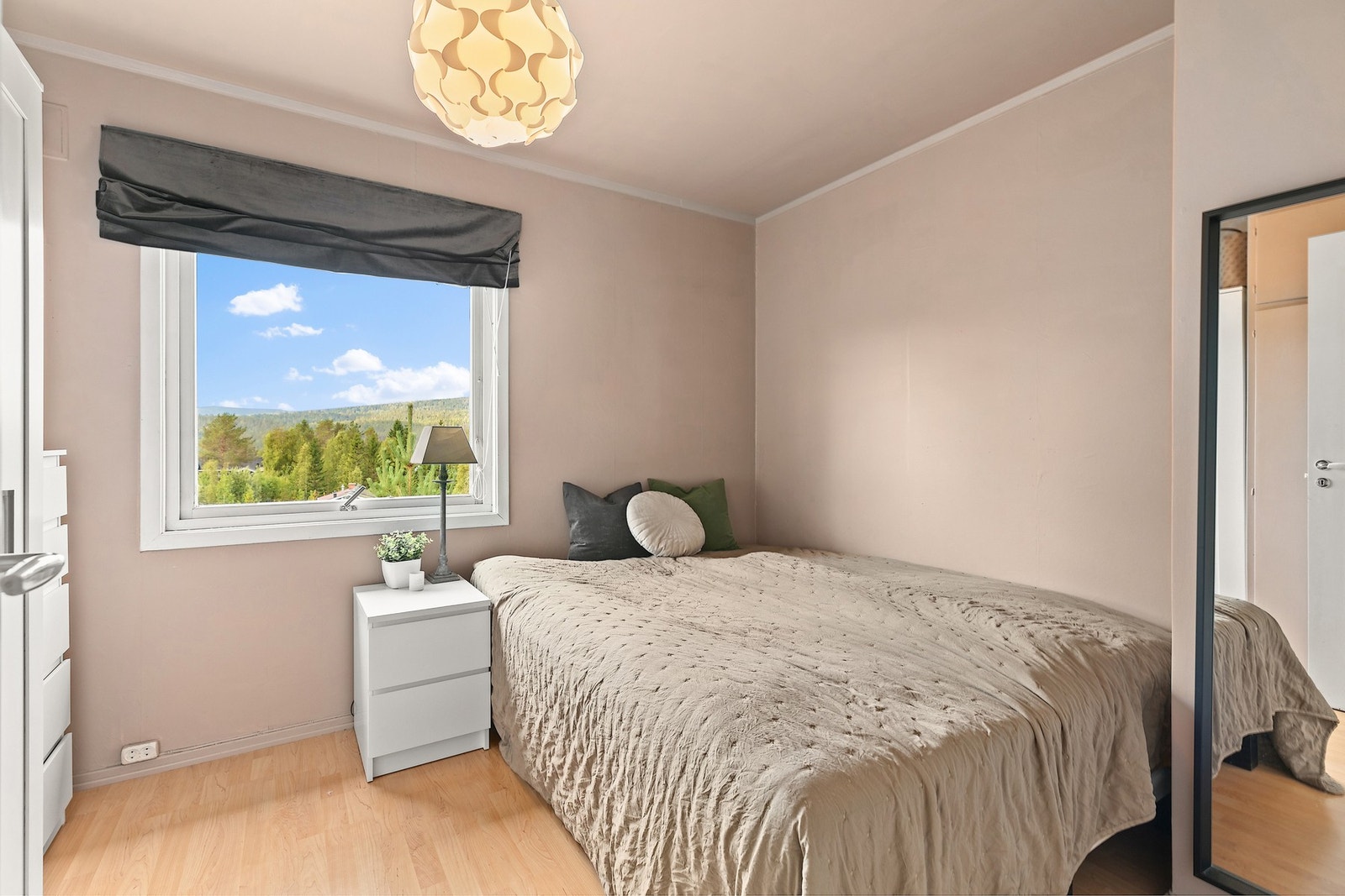 Soverom 2 har god plass til dobbeltseng, nattbord og garderobeløsning. Galleribilde