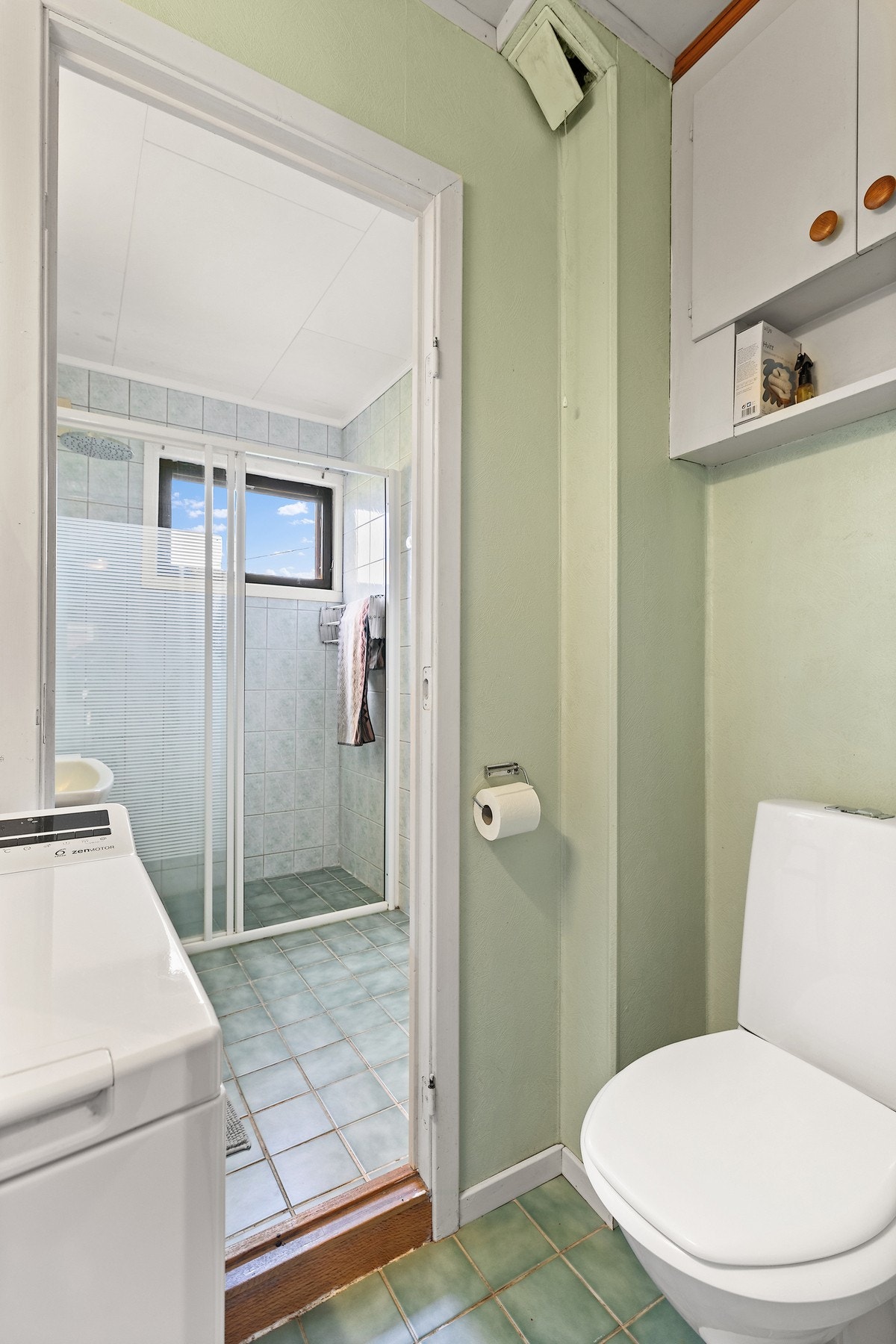 Praktisk "separat" toalett i hovedetasjen - lett tilgjengelig for både familie og gjester. Galleribilde