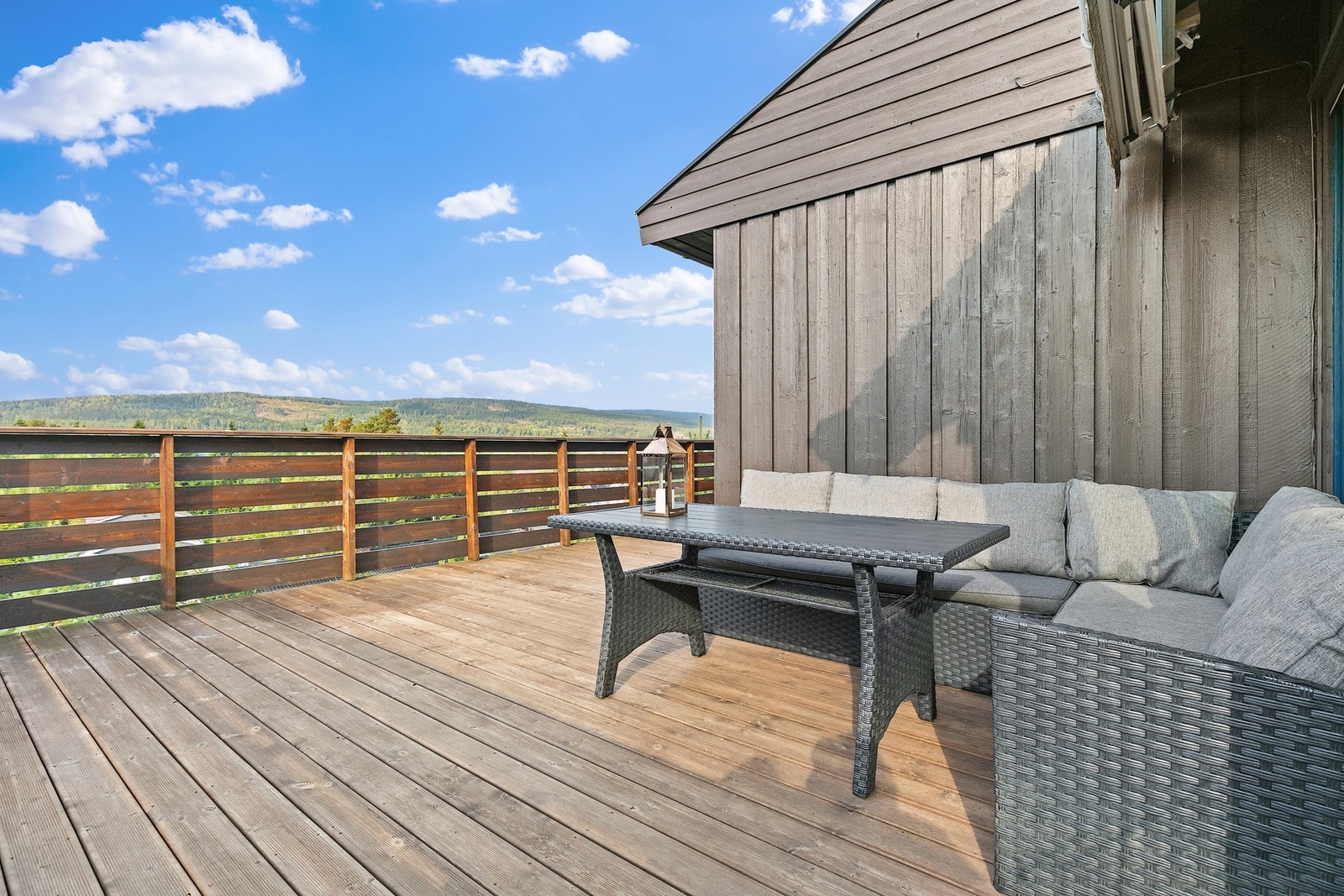 Boligen har en imponerende balkong på hele 29 m², et herlig uteområde som virkelig blir en forlengelse av boligen. Galleribilde