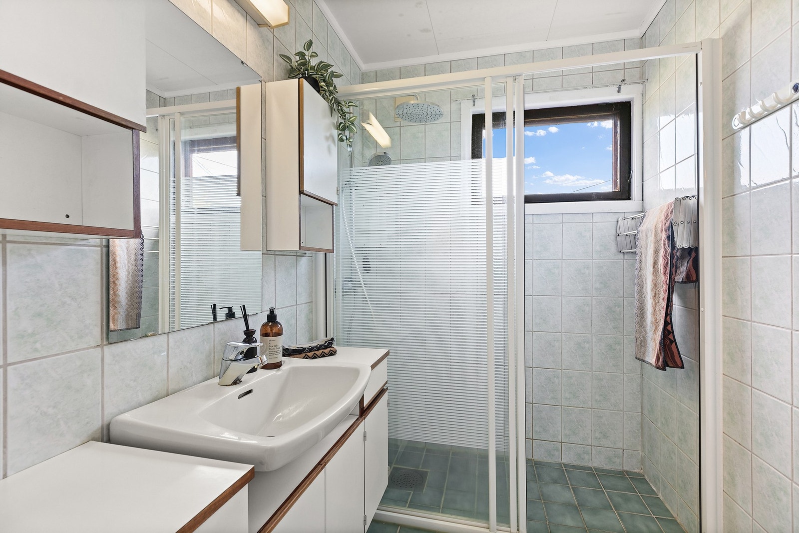 Badet i hovedetasjen ble oppgradert på 90-tallet og byr på både dusjnisje, servant og varme i gulvet - deilig på kalde morgener. Galleribilde