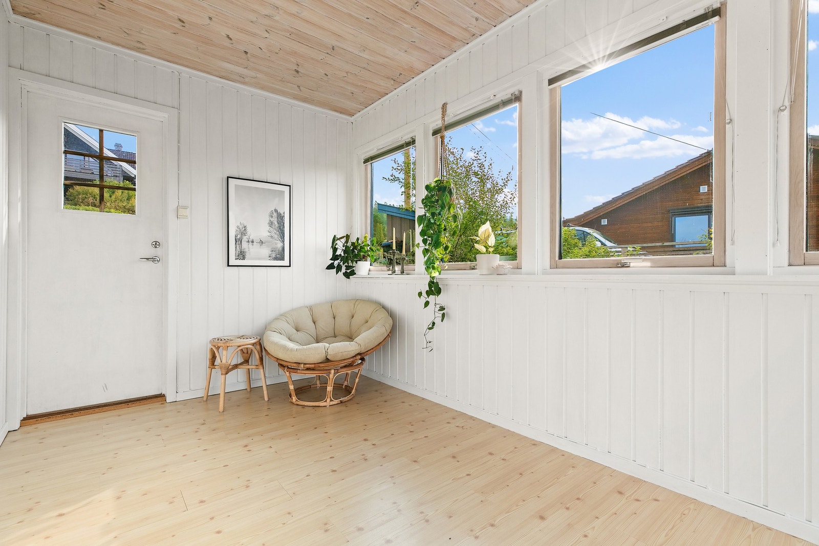 Her får du en lun og skjermet uteplass med egen inngang som forlenger sommeren og gjør det mulig å nyte utsikten selv på kjøligere dager. Galleribilde