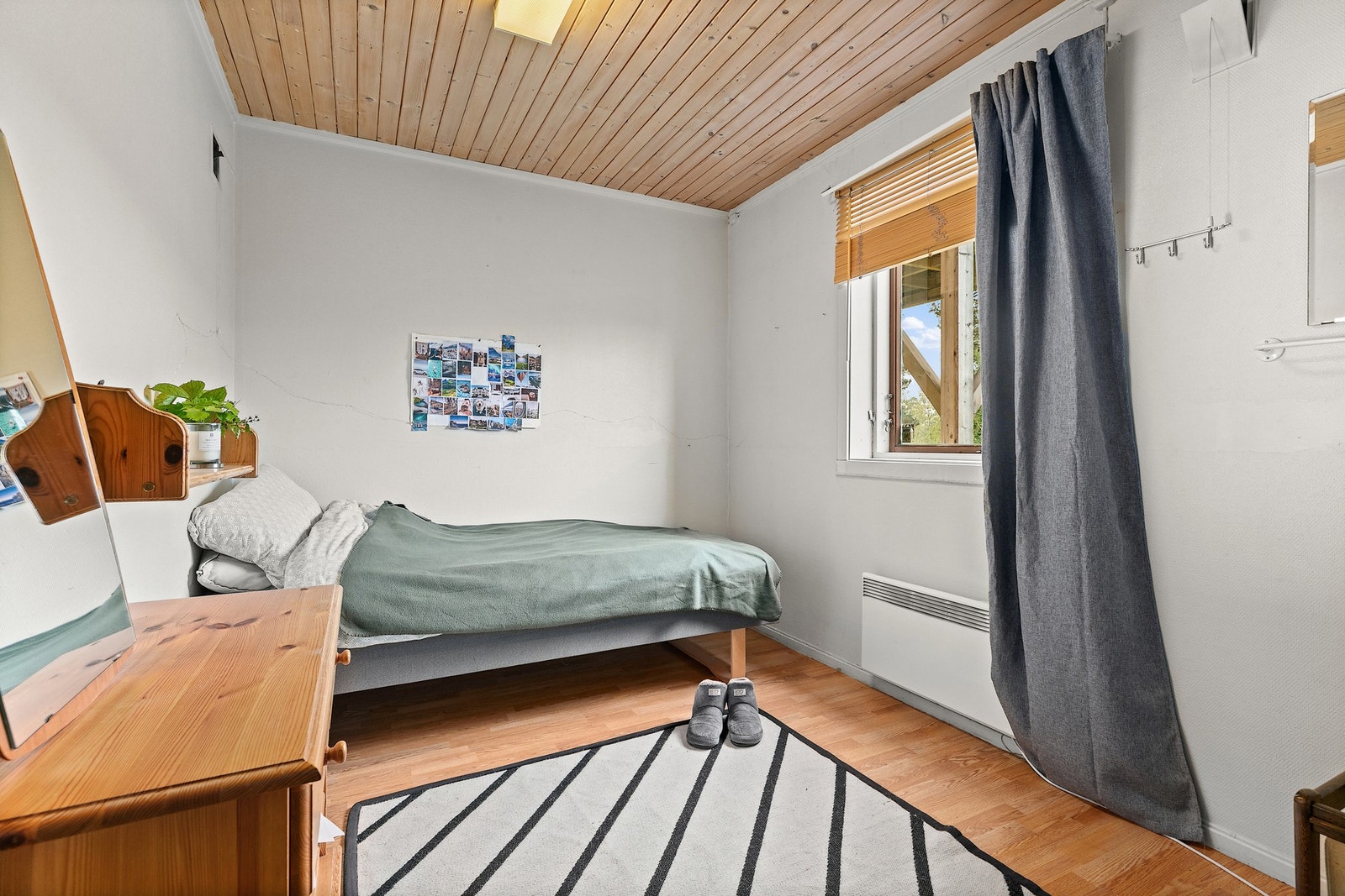 Det er ett soverom i hybelen, det har lyse farger på veggene og parkett på gulvet, god utsikt til hagen. ". Galleribilde