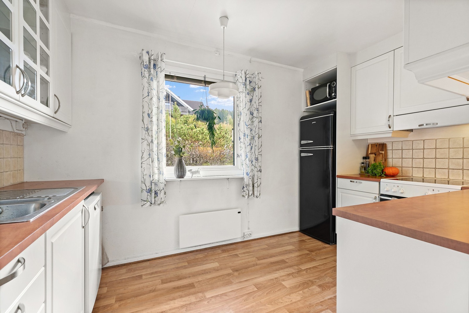 Kjøkkenet i hovedetasjen er lyst og praktisk, med godt med benk- og skapplass. Galleribilde