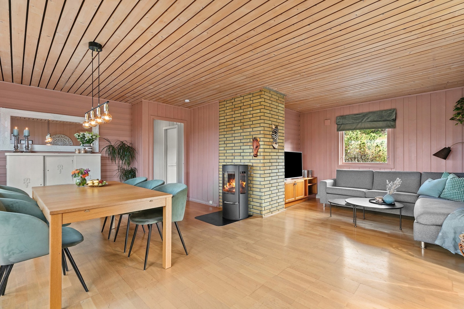 I første etasje finner du en innbydende stue med store vindusflater som slipper inn rikelig med dagslys. Galleribilde