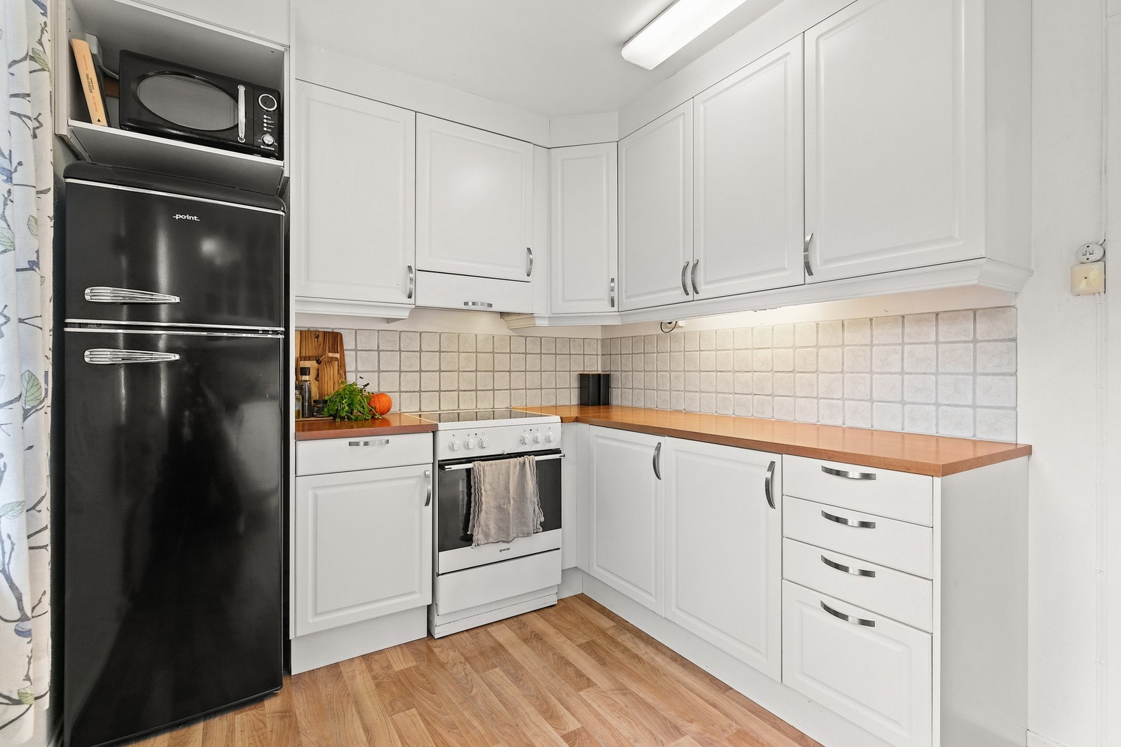 Her er det plass til alt av hvitevarer, og de store vinduene gir en trivelig atmosfære. Galleribilde