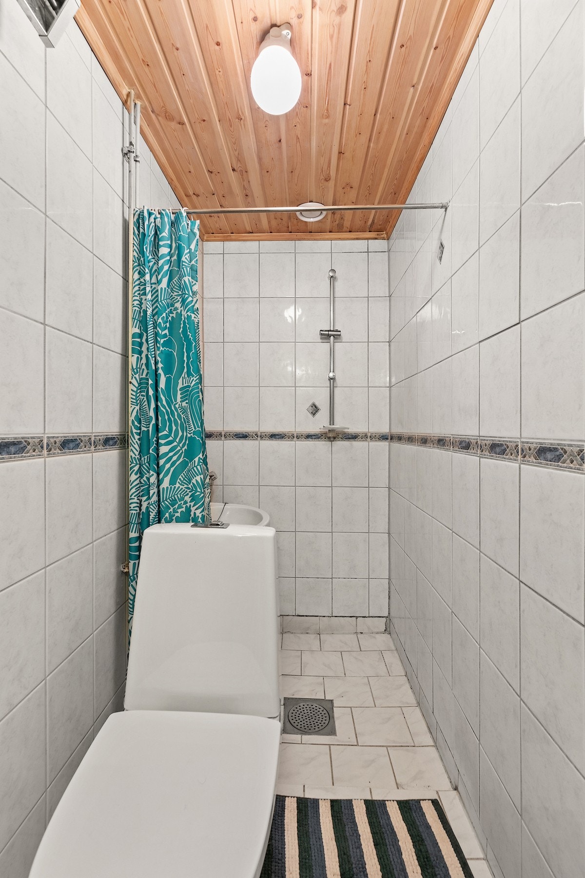 Badet i underetasjen er enklere, men funksjonelt, med dusjhjørne, toalett og servant med speil. Galleribilde