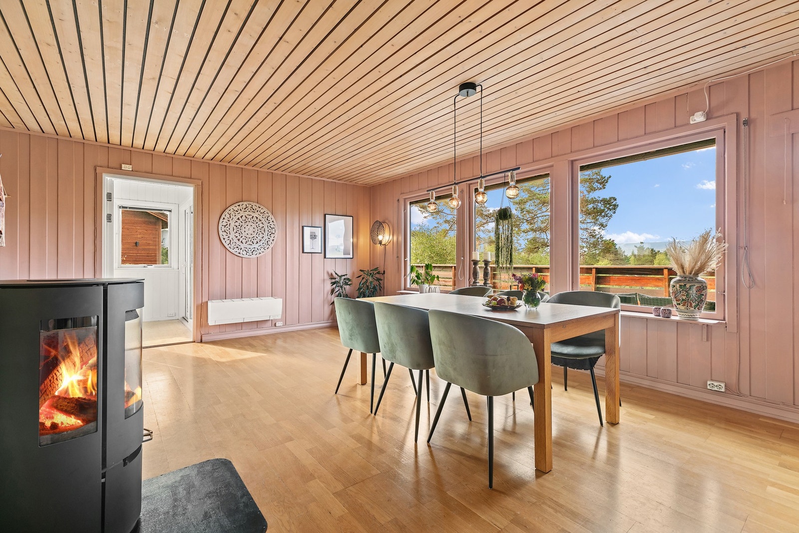 Stuen er tilknyttet en innglasset balkong. Galleribilde