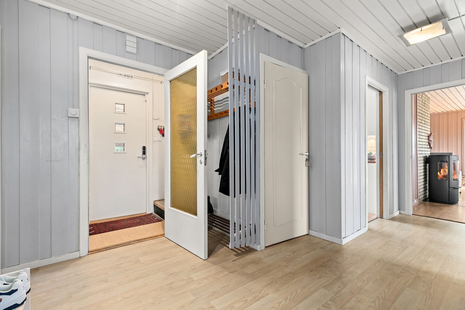 Boligen har to innganger - en i hovedetasjen og en i underetasjen. Galleribilde