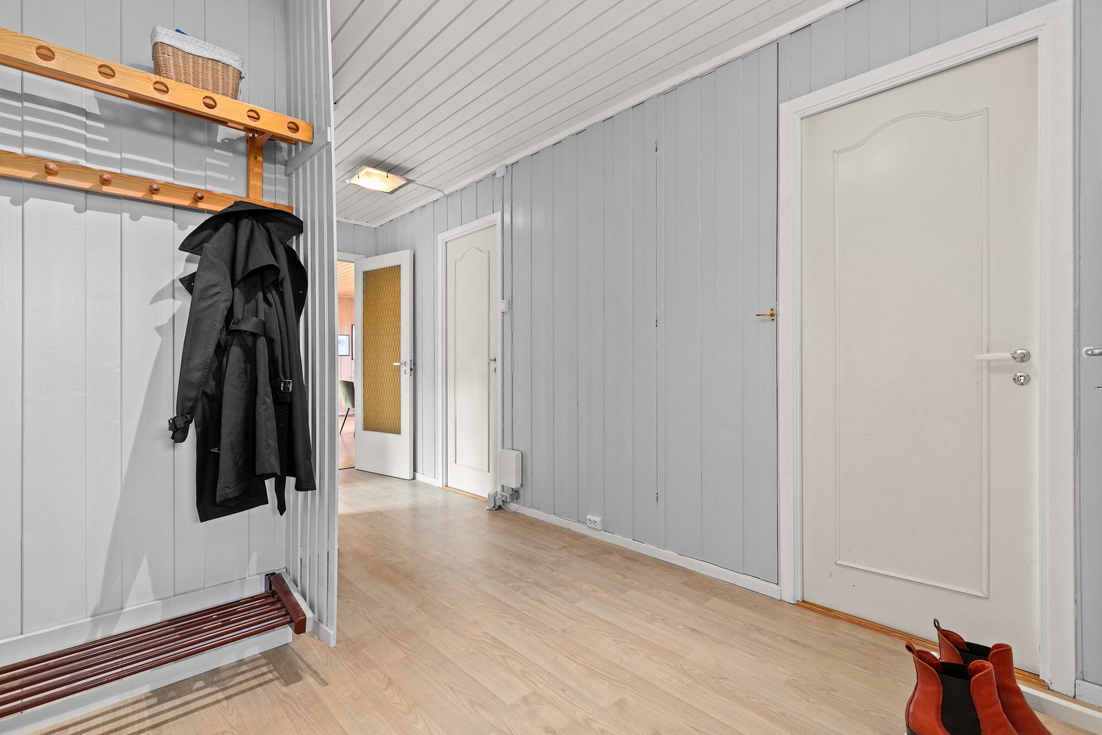 Hovedinngangen åpner opp til en lys og romslig gang med god plass til å henge fra seg klær og sko. Galleribilde