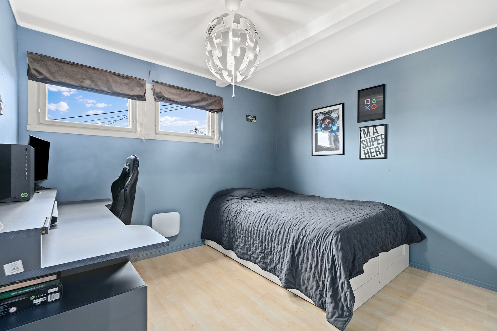 Boligens tredje soverom er romslig og malt i en dus blåfarge, god plass til seng, skrivebord og ønskelig garderobeløsning. Galleribilde