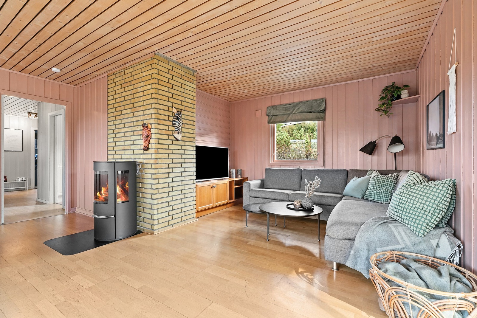 Peisovnen med glassdør skaper en lun atmosfære på kalde kvelder. Galleribilde