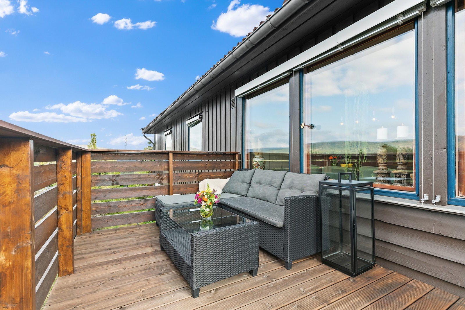 Balkongen har gode solforhold og blir et naturlig samlingspunkt gjennom store deler av året. Galleribilde