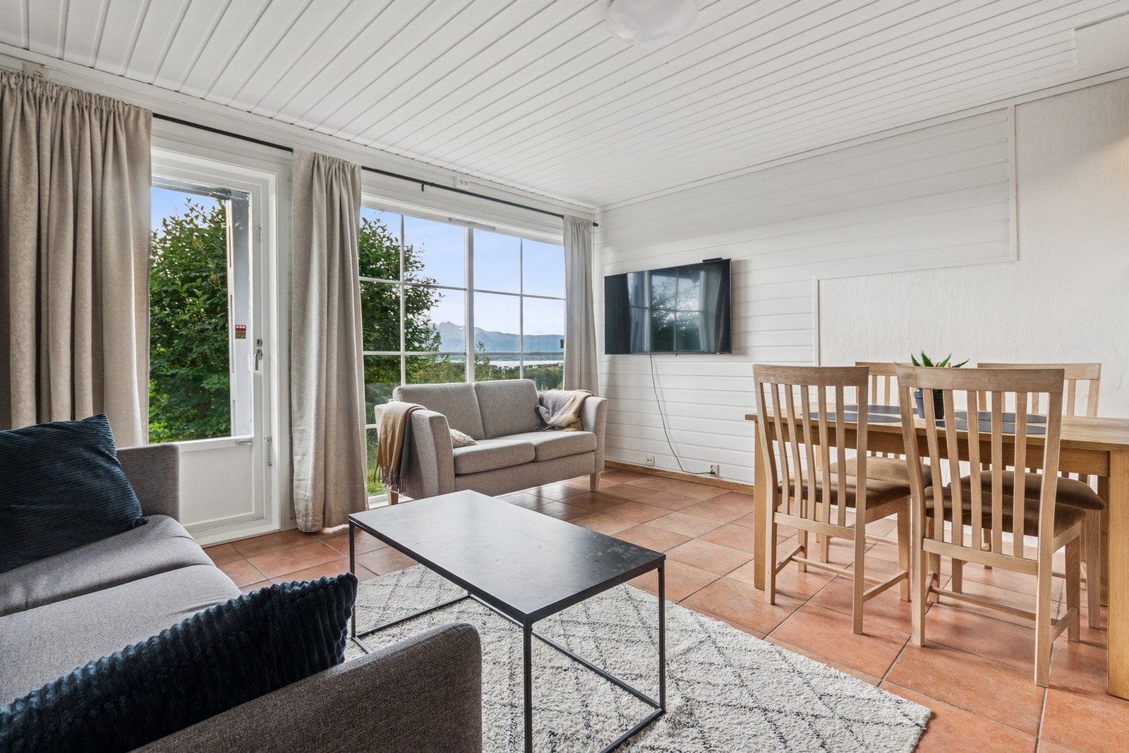 Stue med utgang til hage. Galleribilde