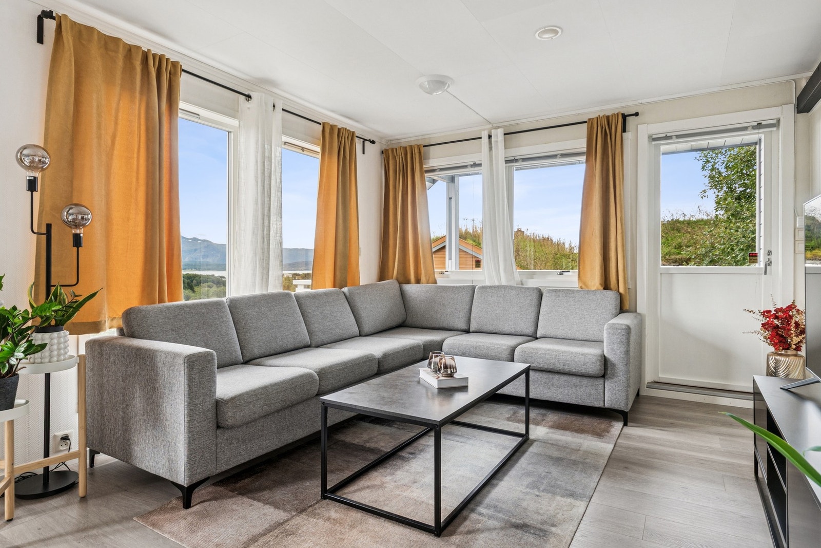 Herlig lysinnslipp og lekker utsikt fra flere store vindusflater. Galleribilde