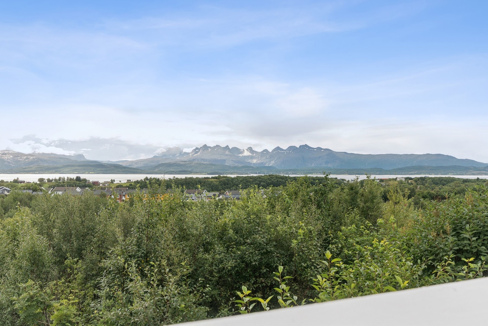 Boligen ligger flott til i et barnevennlig boområde på Mørkved. Galleribilde