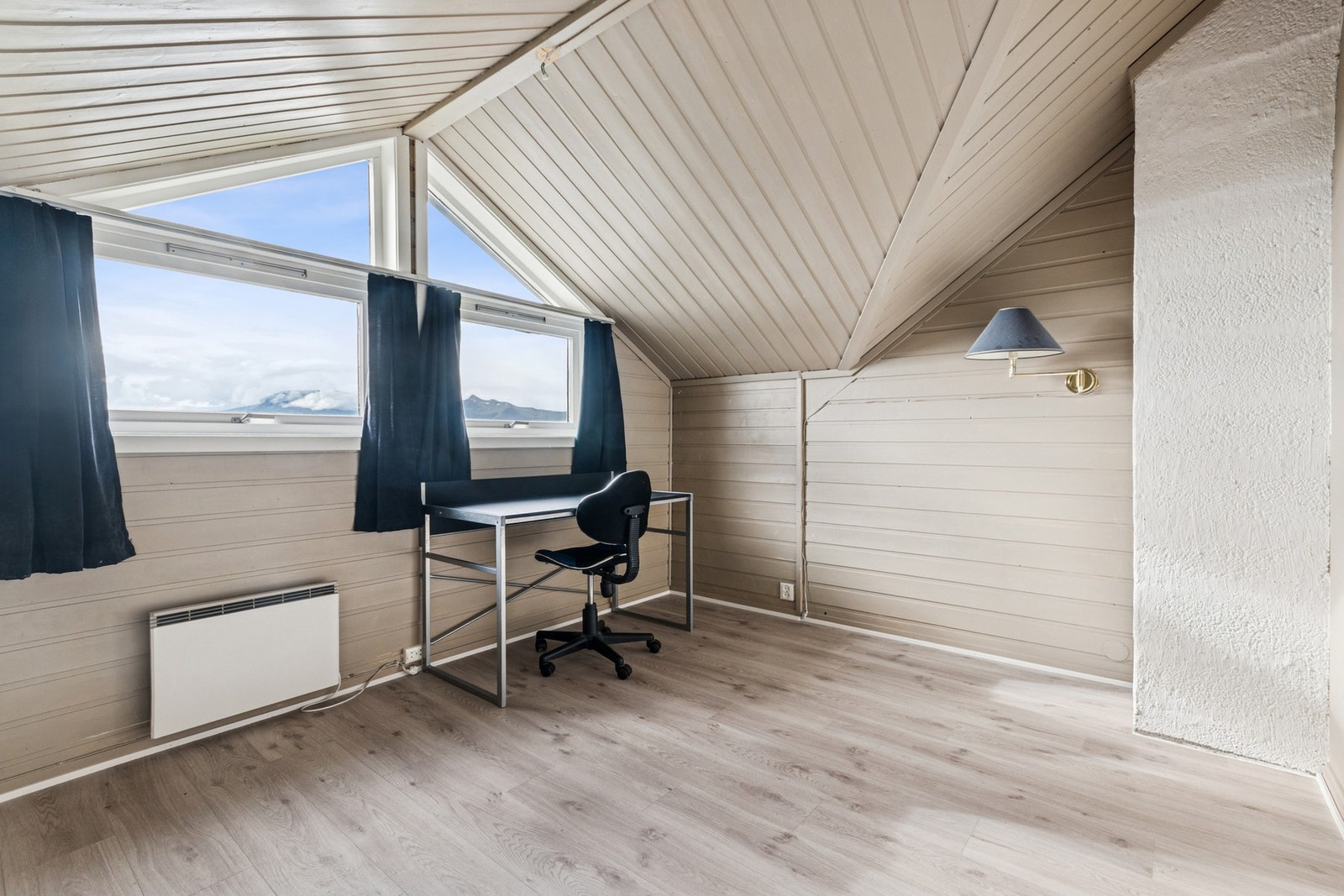 Loftstue. Galleribilde