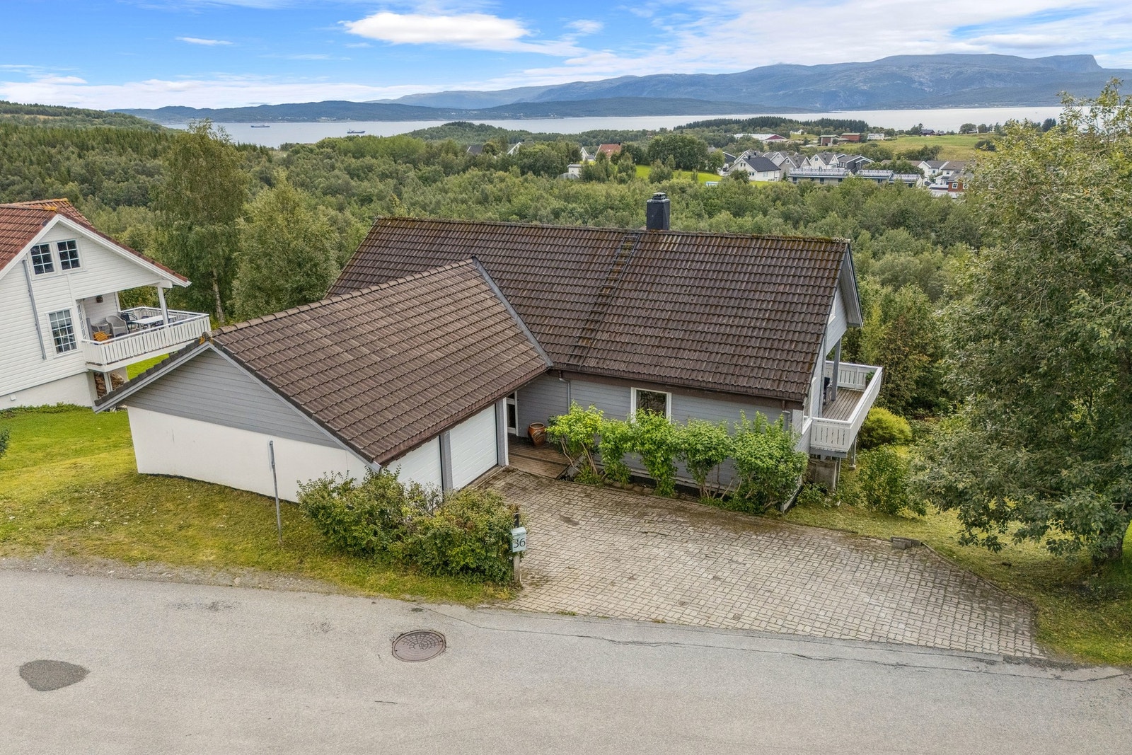 Parkering i dobbelgarasje og oppstillingsplass. Galleribilde