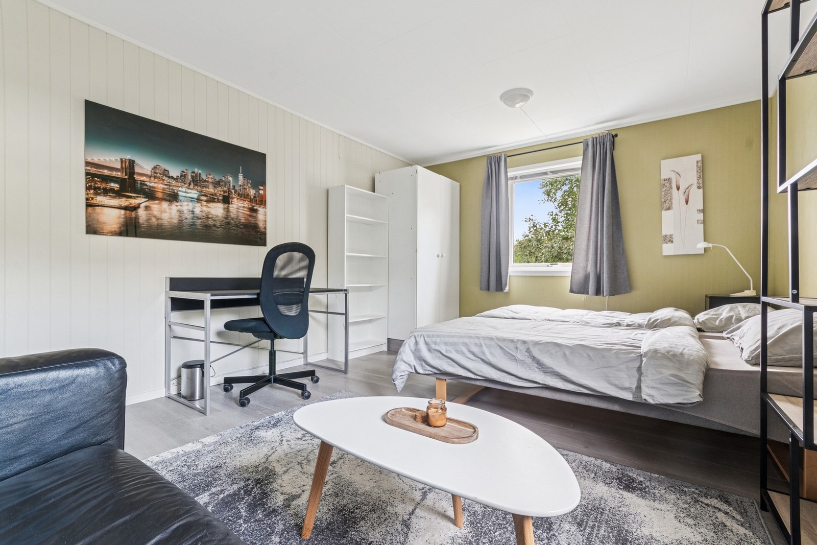 Tv-stue som i dag er innredet som soverom. Galleribilde