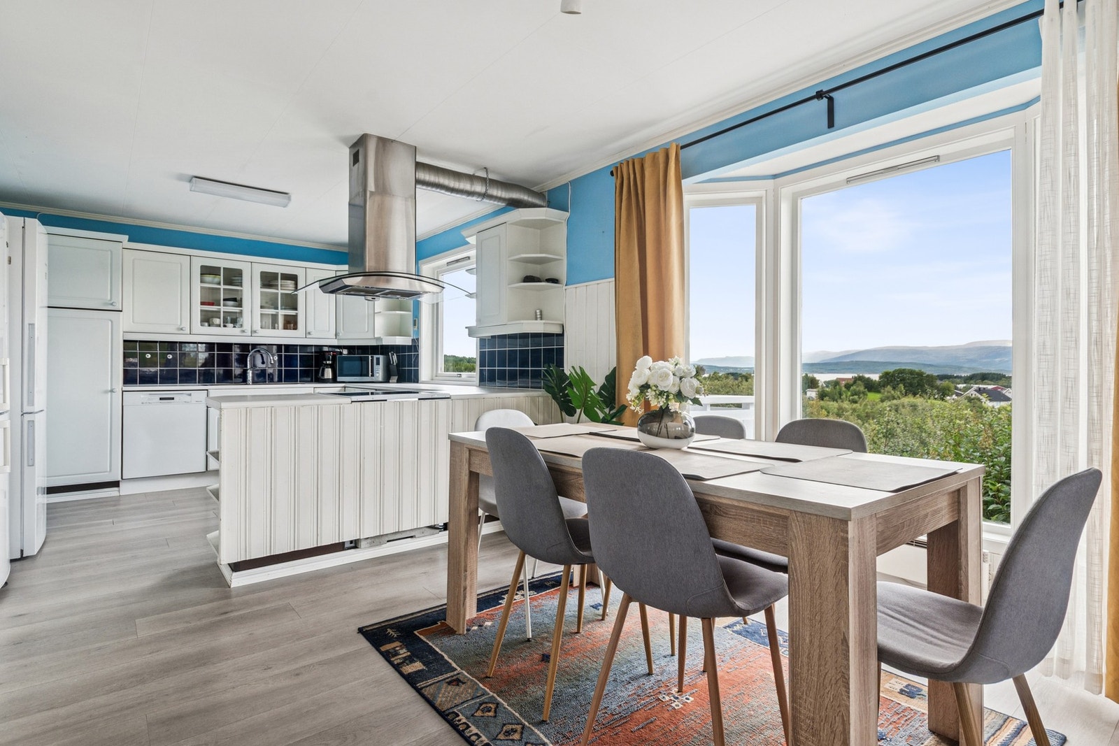 God plass til spisegruppe mellom kjøkken og stue. Galleribilde