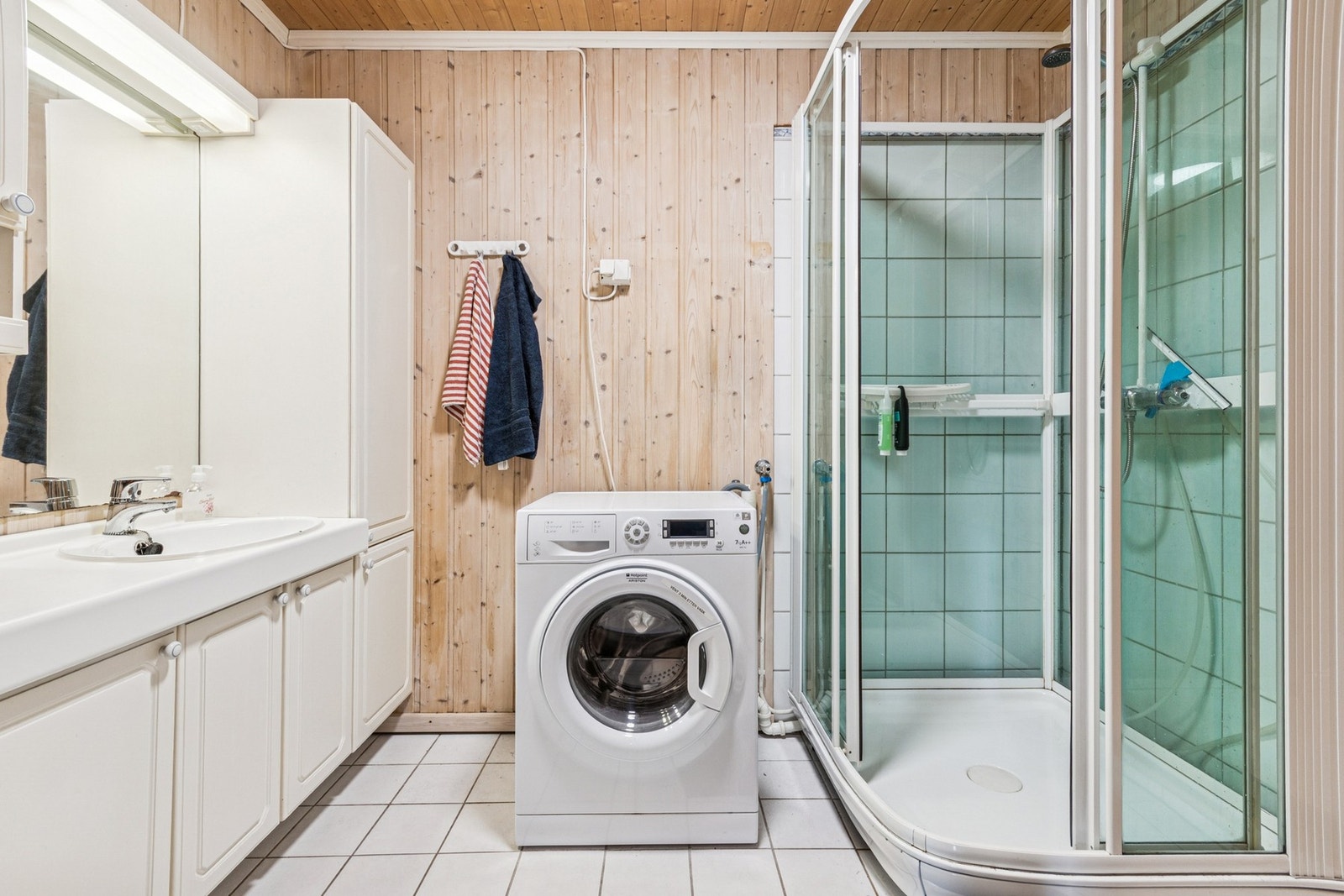 Bad i underetasje. Galleribilde