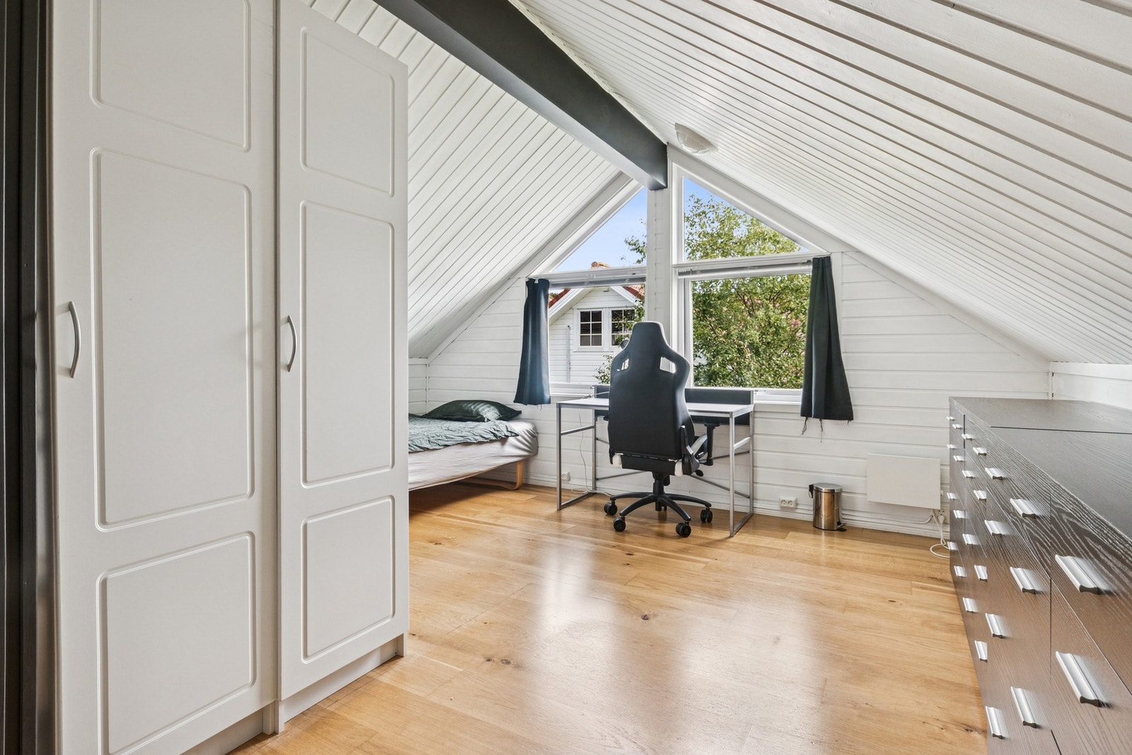 På loftet er det på godkjente tegninger tegnet inn fire soverom. Lettvegg på begge soverommene er fjernet. Galleribilde