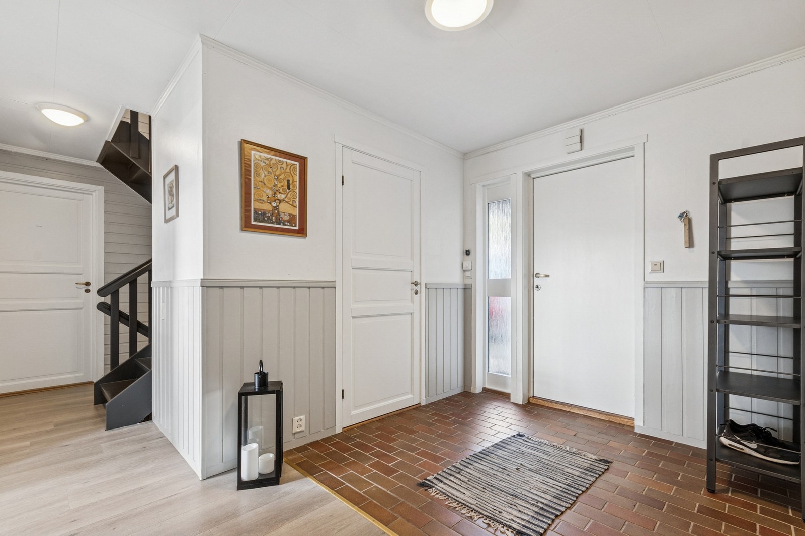 Følger man trappen ned kommer man til underetasjen hvor det er tilrettelagt for en 4-roms sokkelleilighet. Galleribilde