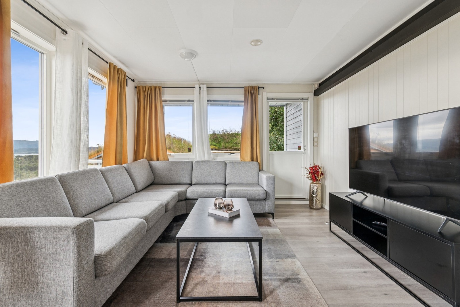 Utgang til balkong mot sørvest. Galleribilde