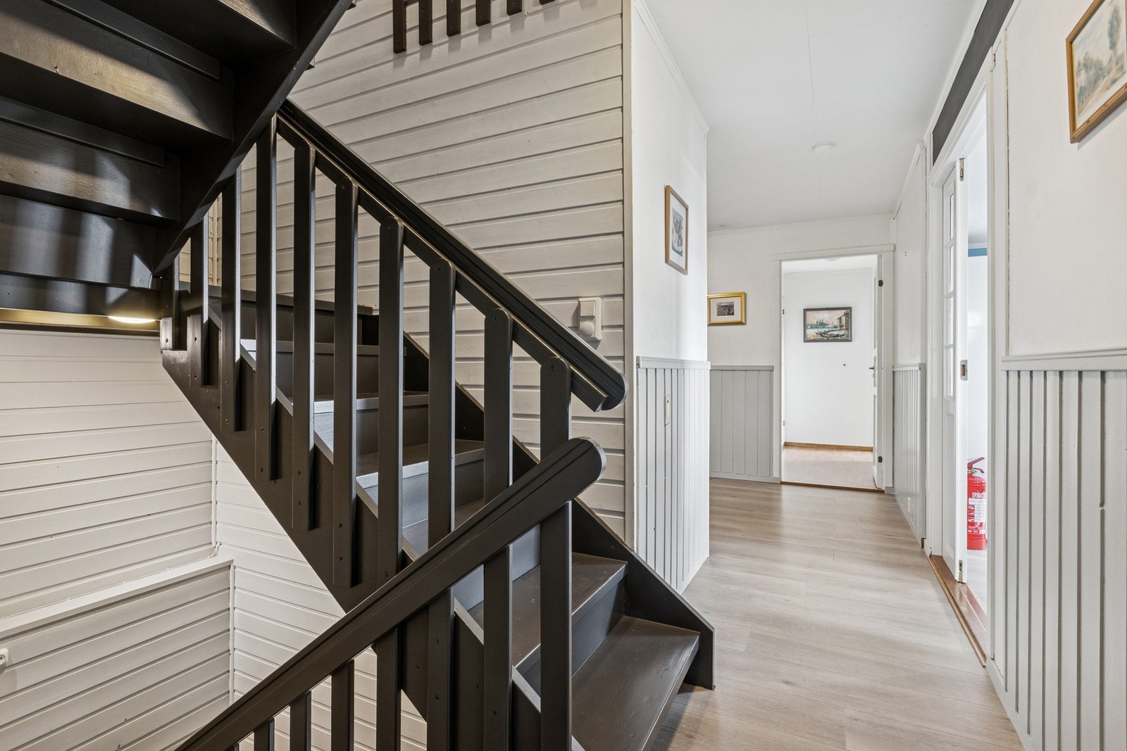 Følger man trappen til loftet kommer man til to store soverom og en loftstue. Galleribilde