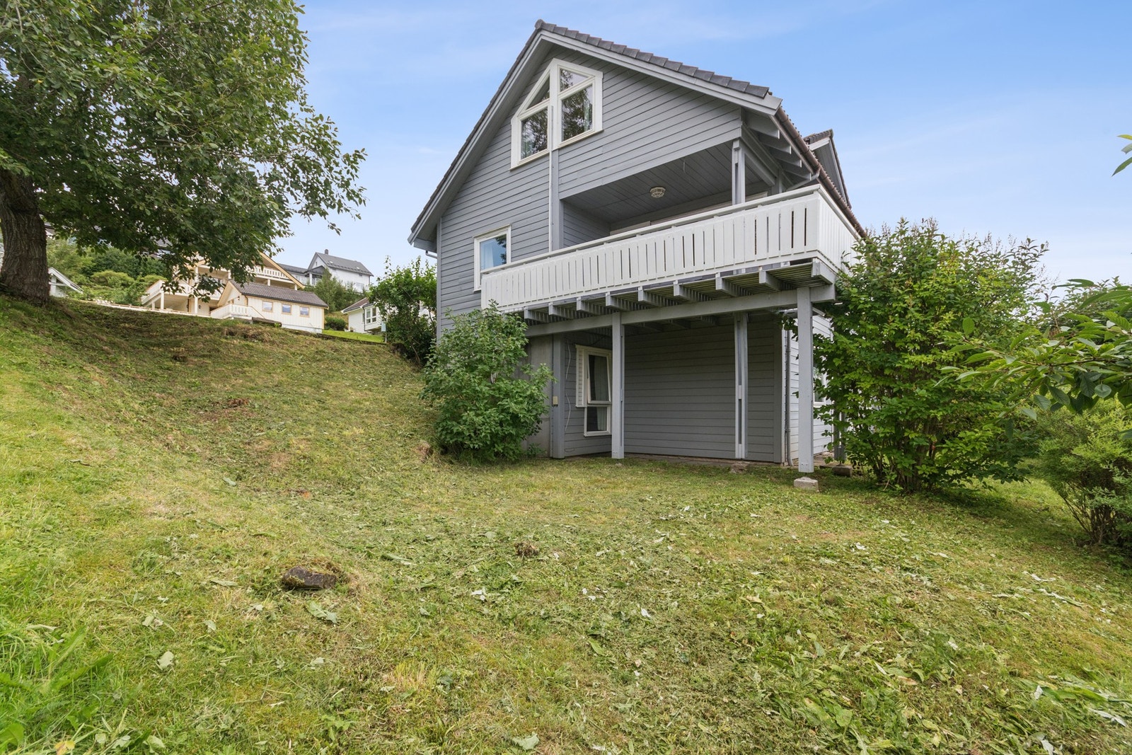 Gangavstand til bussholdeplass, dagligvarebutikk, den internasjonale skolen og universitetet. Galleribilde