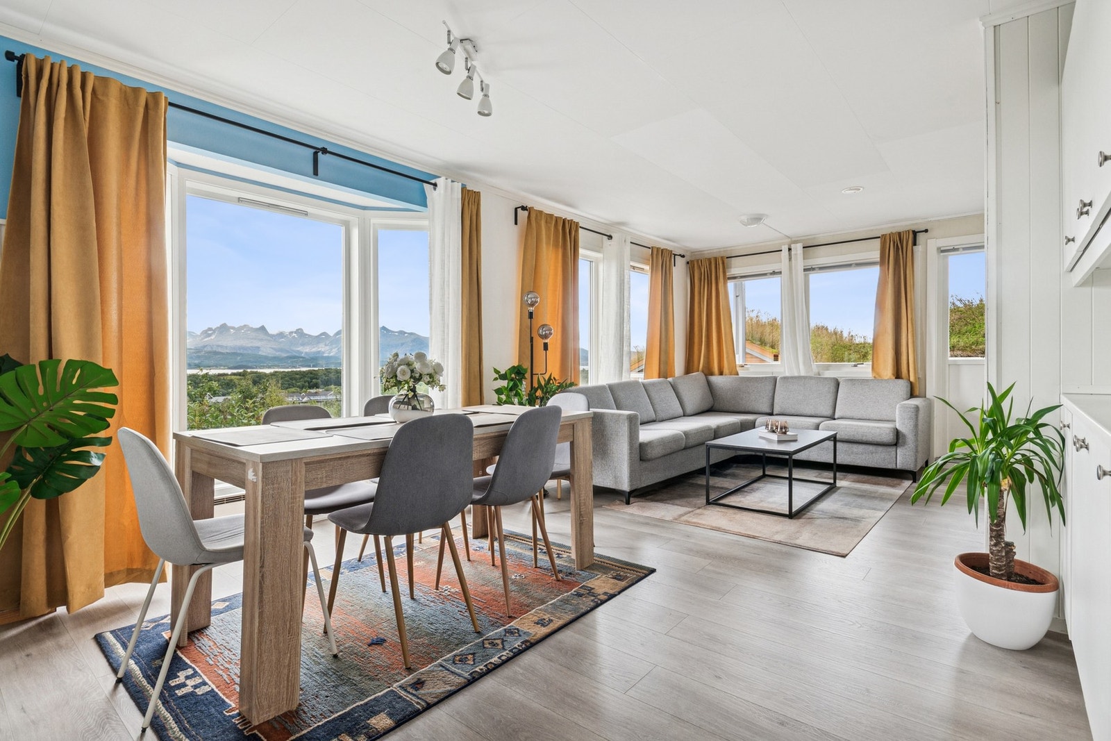 Her er det stue/ kjøkken i åpen løsning, i tillegg til en romslig tv-stue. Galleribilde