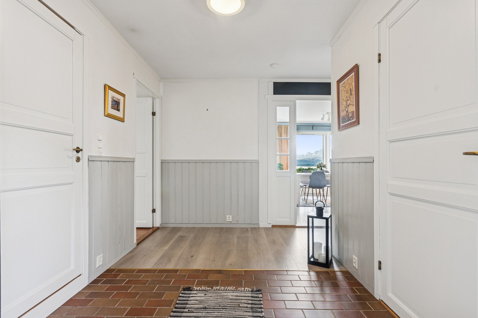 Entré med praktisk bod i tilknytning. Galleribilde