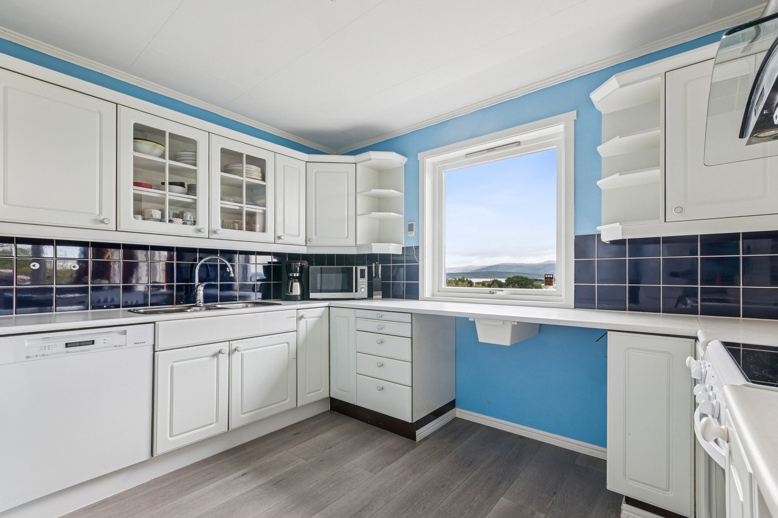 Kjøkkenet er av god størrelse og har godt med oppbevaringsplass og benkeplass. Galleribilde