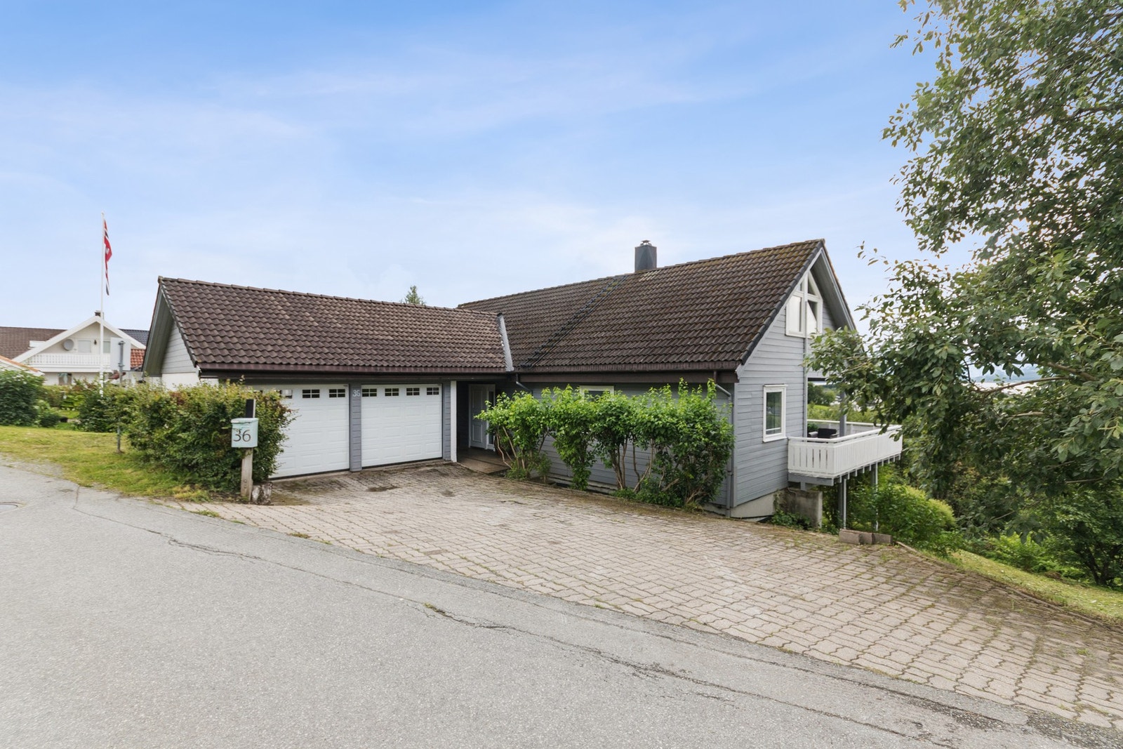 Stor og innholdsrik familiebolig med dobbelgarasje. Galleribilde