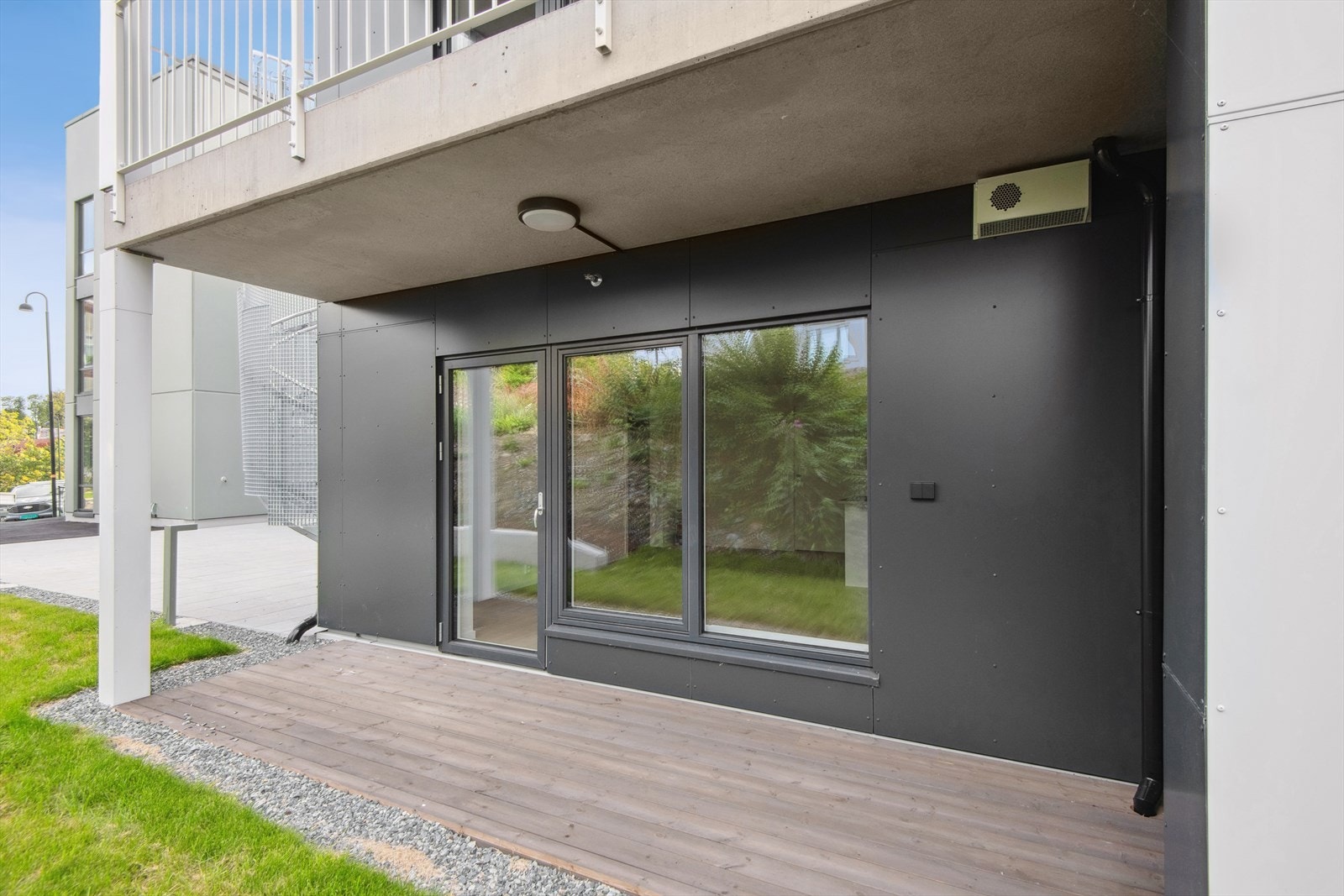 Utgang fra leiligheten til en markterrasse. Galleribilde