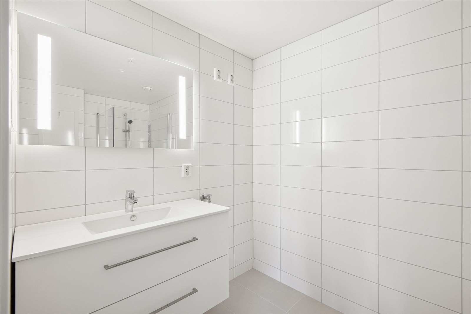 Delikat baderom med varmekabler i gulv. Galleribilde