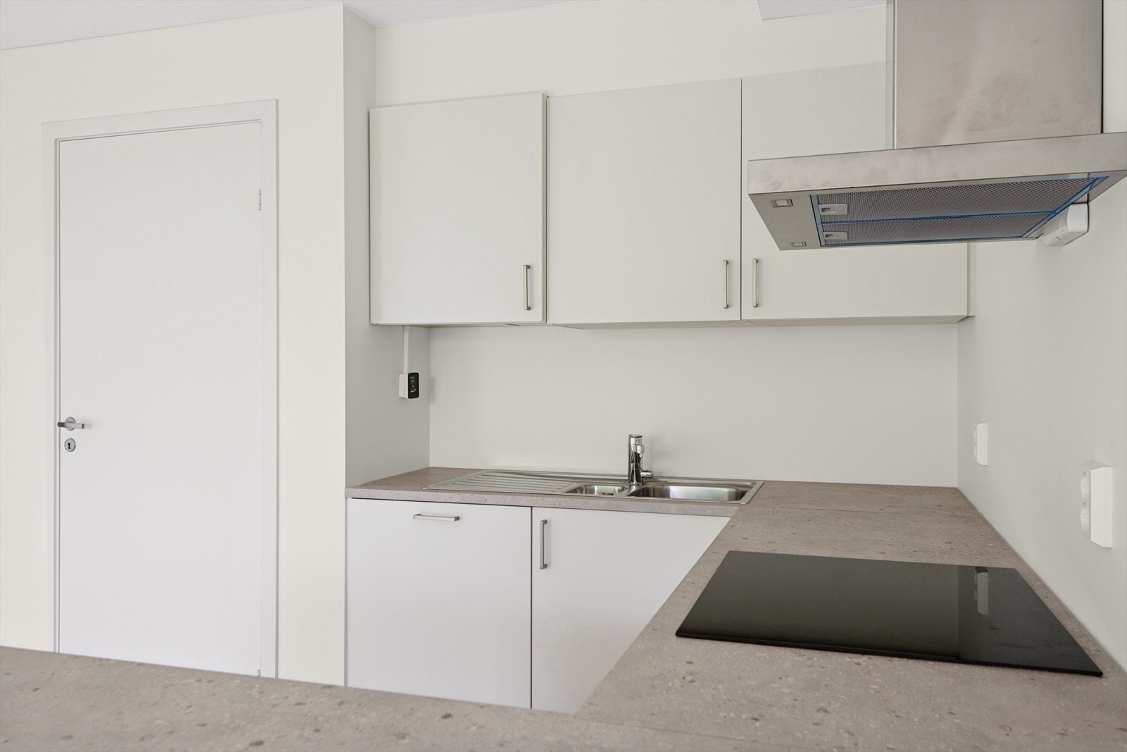 Kjøkkenet har et moderne uttrykk, som er enkelt å kombinere med farger på vegger og interiør. Galleribilde