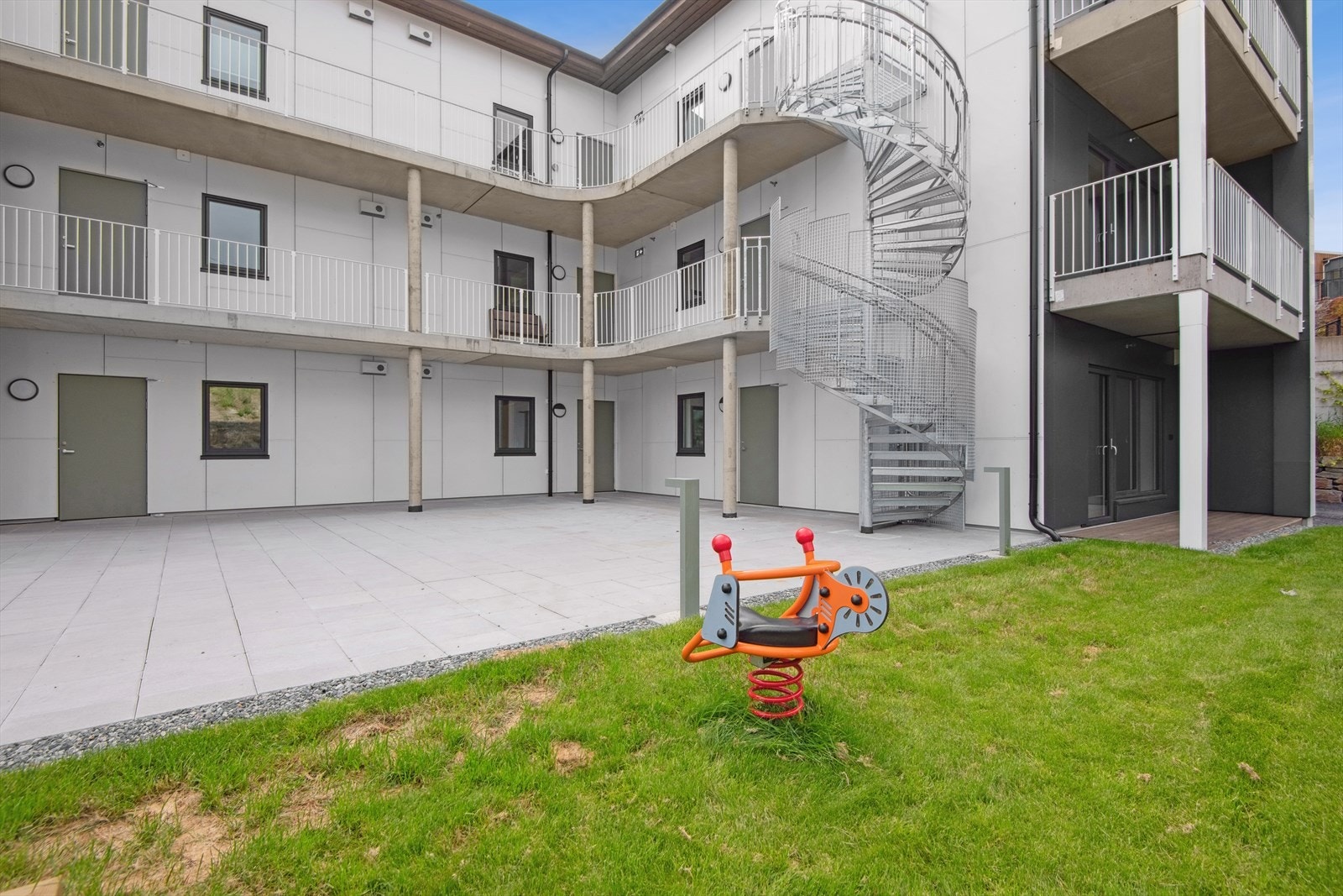 På tunet ved inngangspartiet til Bandadalen blir det et flott opparbeidet uteområde for både store og små. Galleribilde