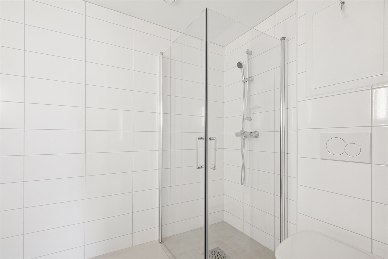 Det er godt å starte morgenen på helt nytt helfliset bad med baderomsinnredning i hvit utførelse. Galleribilde